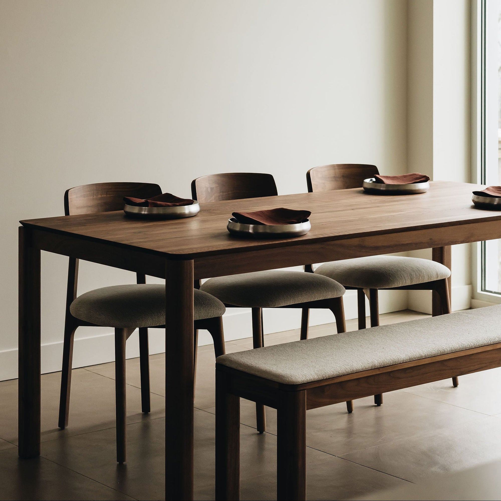 Banc et chaises en noyer