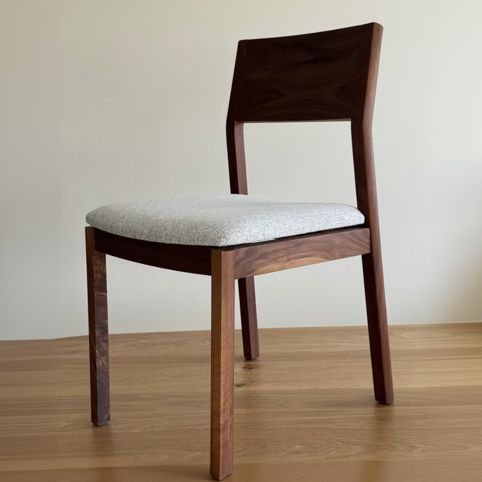 Chaise en noyer massif