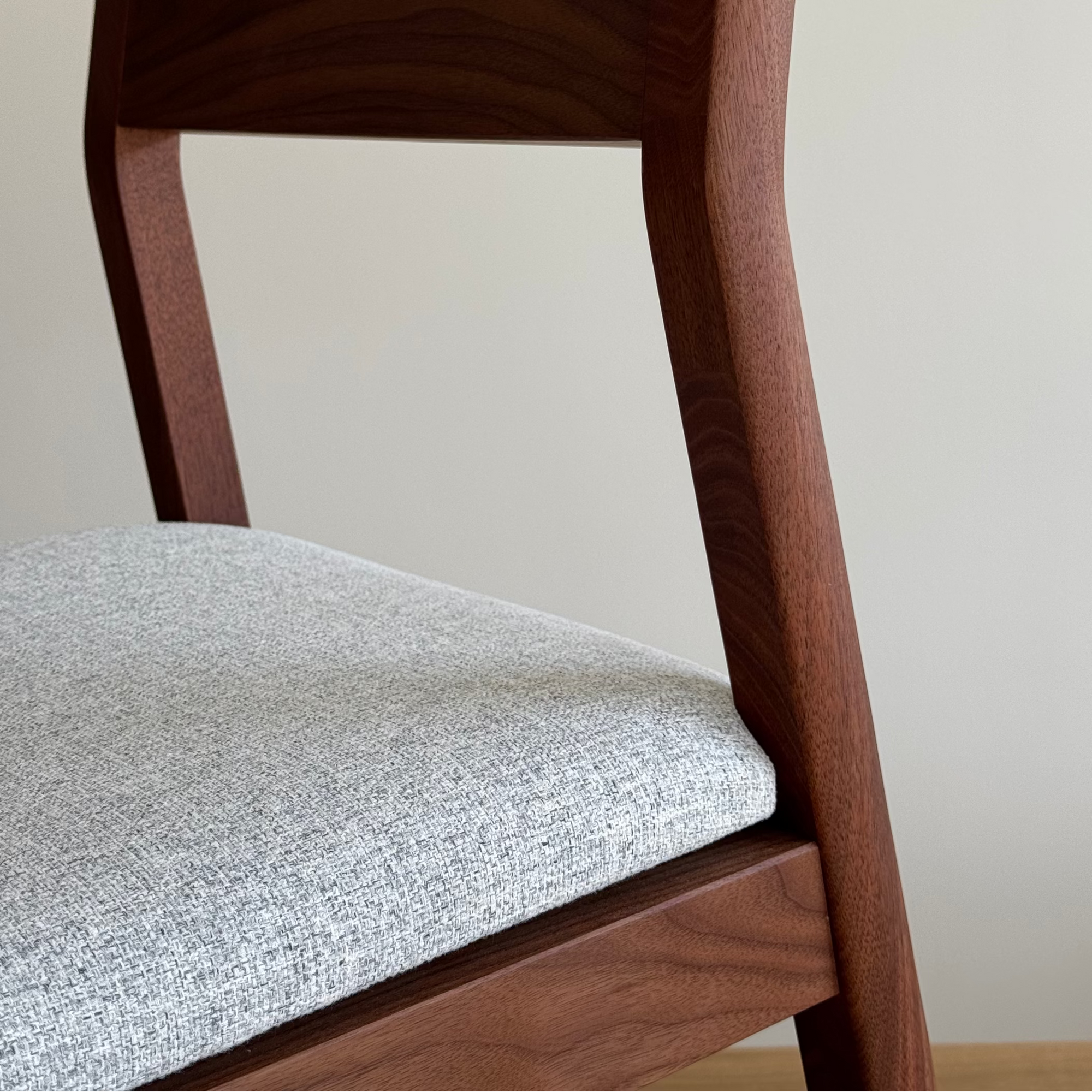 Chaise en noyer massif