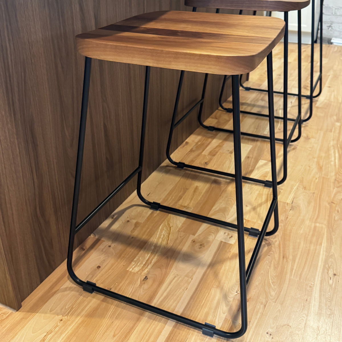 Tabouret Martini en noyer 